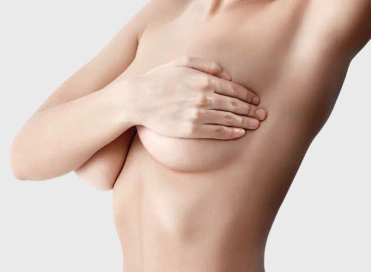 Nackte Frau verdeckt ihre Brust mit der Hand