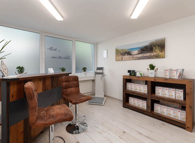 Kosmetik Luzern - Raum mit rustikaler Theke und Sideboard mit Produkten