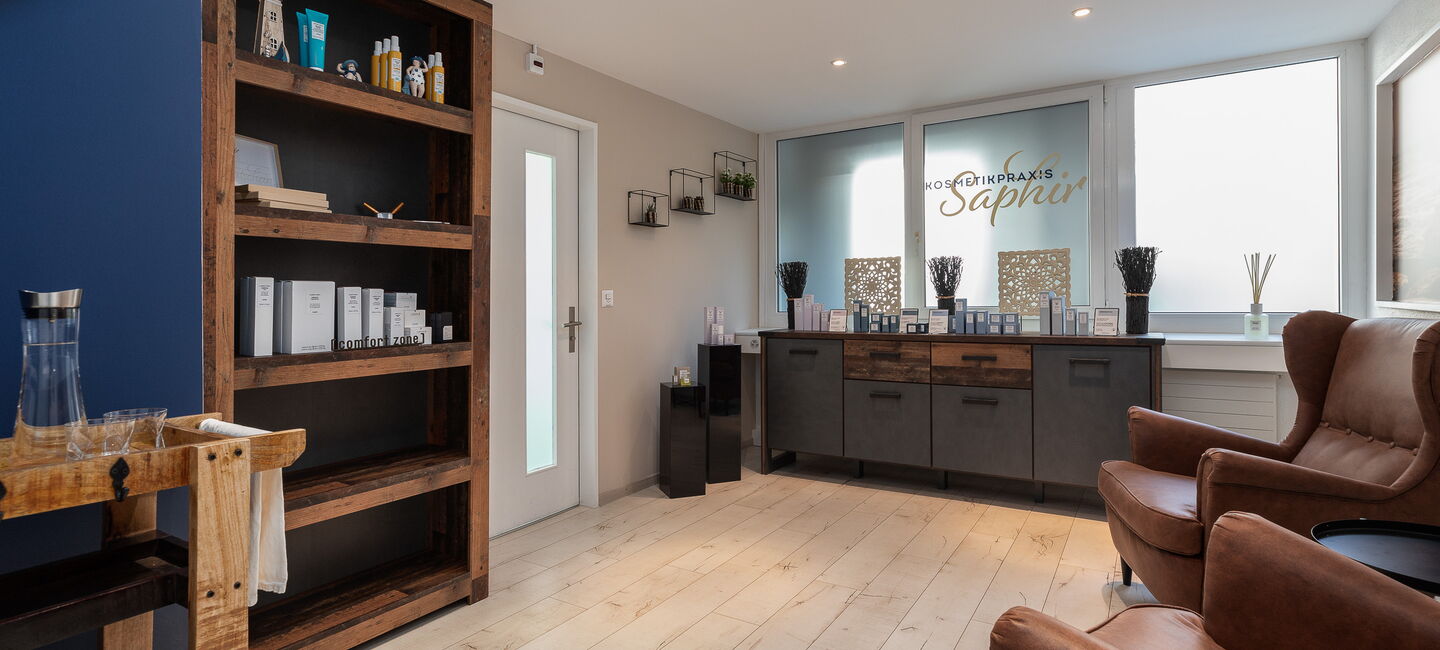Kosmetik Luzern - Empfangslounge mit Produkten und Getränken